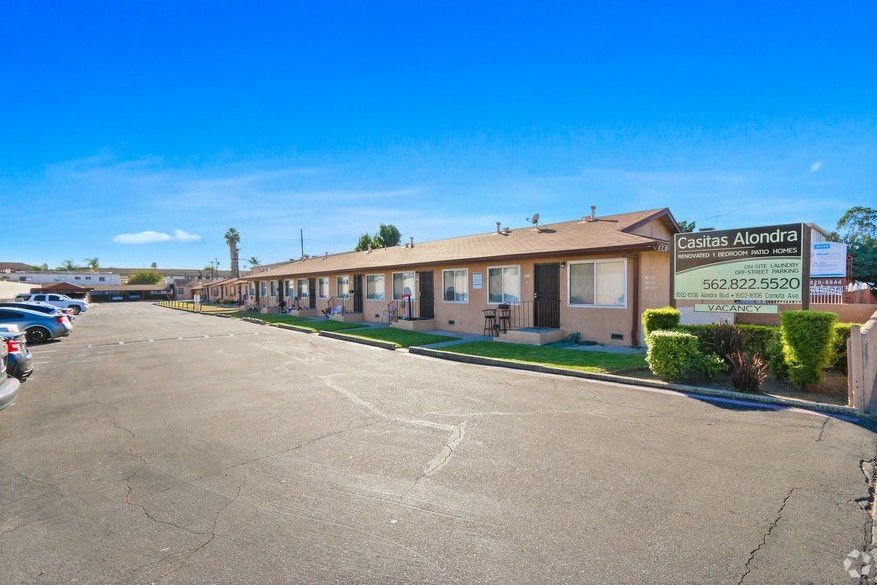 Casitas Alondra in Bellflower, CA - Foto de edificio