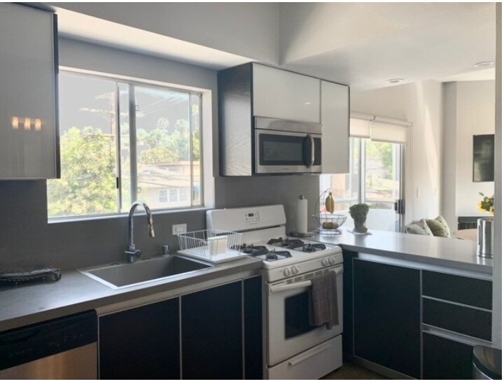 11516 Ohio Ave in Los Angeles, CA - Building Photo