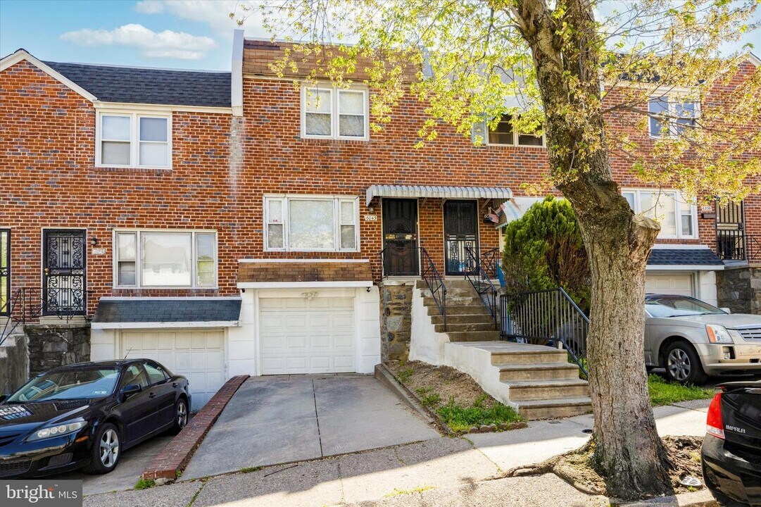 6043 N Warnock St Photo
