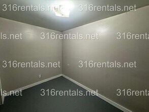 1201 Hoch in Moundridge, KS - Foto de edificio - Building Photo