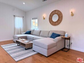 4879 Hartwick St in Los Angeles, CA - Foto de edificio - Building Photo