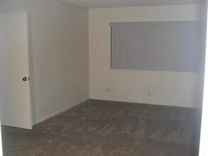 4310 Caliente St in Las Vegas, NV - Building Photo - Building Photo