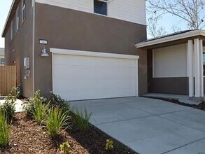2402 Urdaneta Way in Merced, CA - Building Photo - Building Photo
