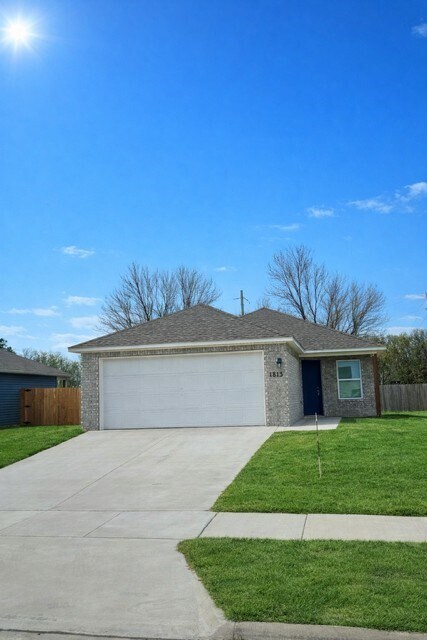 1813 E Annette Dr in Siloam Springs, AR - Building Photo