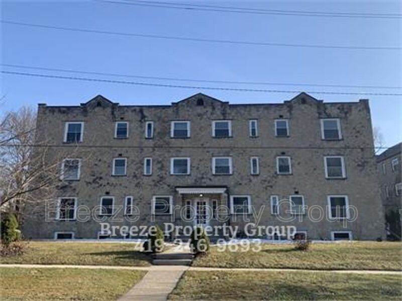1945 Ottawa Dr in Toledo, OH - Building Photo