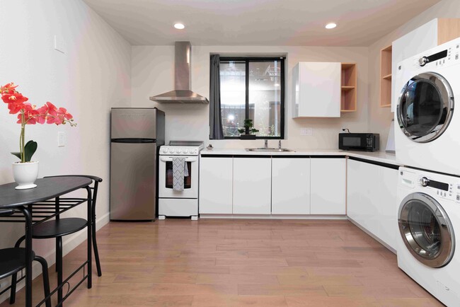 621 Aileen St, Unit 1 in Oakland, CA - Foto de edificio - Building Photo