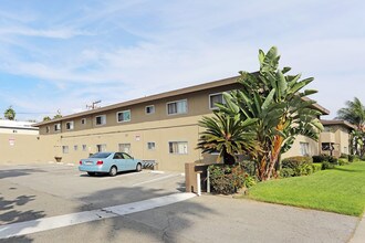 Casa Grande in Anaheim, CA - Foto de edificio - Building Photo