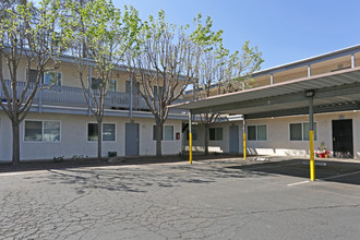 Granada Apartments in Madera, CA - Building Photo - Building Photo