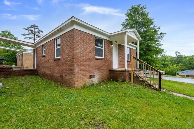 Helena Apartments in Charlotte, NC - Building Photo - Building Photo