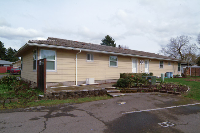 8610 SE 32nd Ave in Milwaukie, OR - Foto de edificio - Building Photo