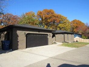 5213 12th Ave in Moline, IL - Foto de edificio - Building Photo