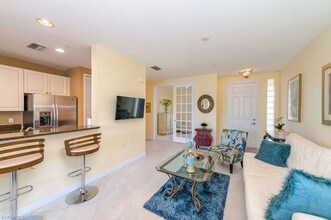 1405 Sweetwater Cove-Unit -203 in Naples, FL - Foto de edificio - Building Photo