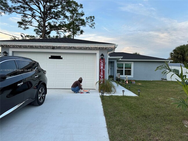 5003 Moon Ln in La Belle, FL - Building Photo - Building Photo