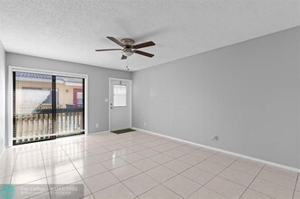 2601 Riverside Dr in Coral Springs, FL - Building Photo - Building Photo