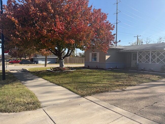 2136 Ridgeway St in Arlington, TX - Building Photo - Building Photo