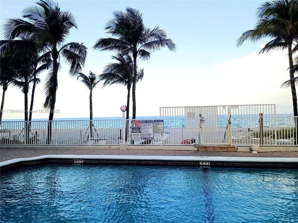 1000 S Ocean Blvd in Pompano Beach, FL - Foto de edificio