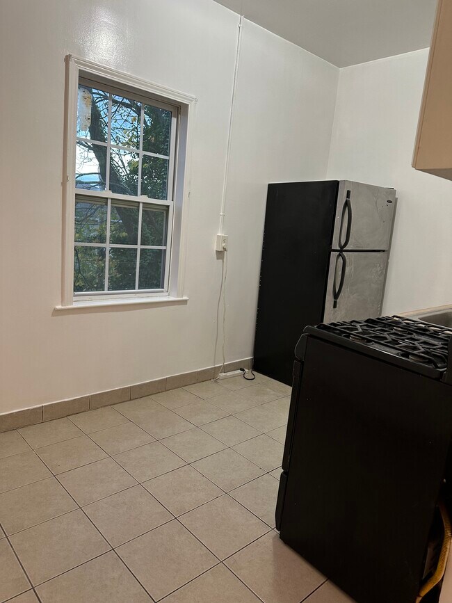 8 Eaton Pl in East Orange, NJ - Building Photo - Building Photo