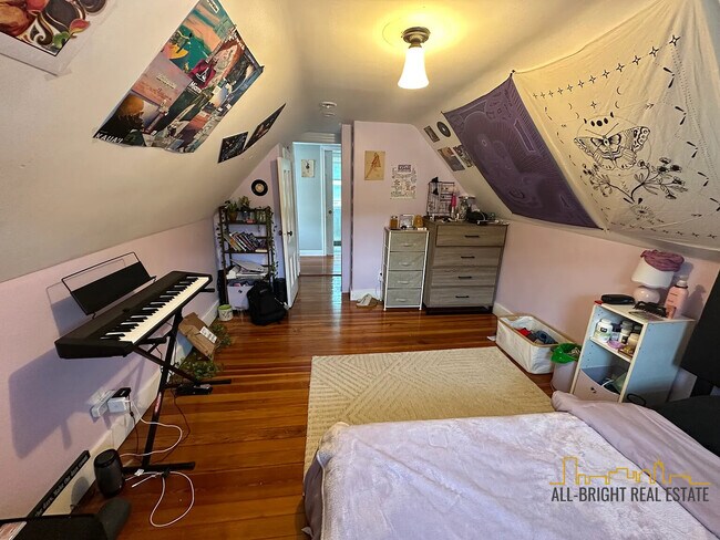 136 Brooks St, Unit 136 in Boston, MA - Building Photo - Building Photo