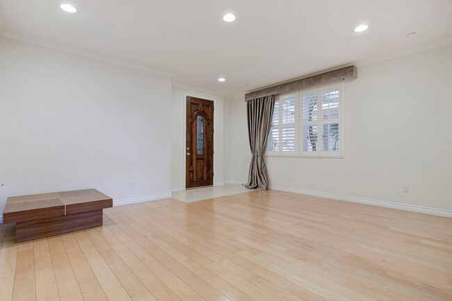 556 E Palm Ave, Unit 102 in Burbank, CA - Building Photo - Building Photo