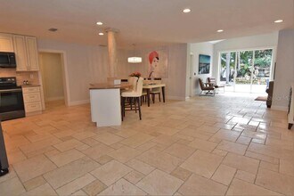 2226 Siesta Dr in Sarasota, FL - Building Photo - Building Photo