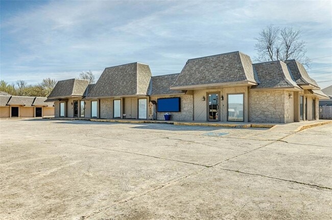 1700 E State Hwy 152 in Mustang, OK - Building Photo - Building Photo