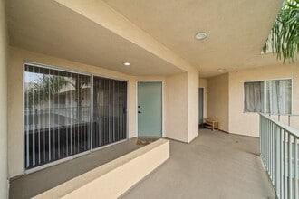 730 Pine Ave. in Long Beach, CA - Foto de edificio - Building Photo