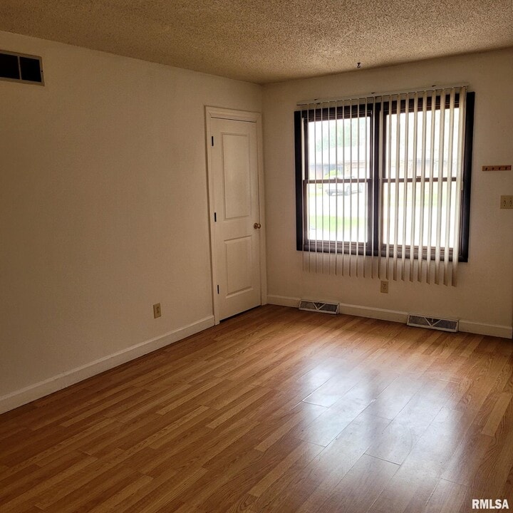 2022 Austin Dr in Springfield, IL - Building Photo