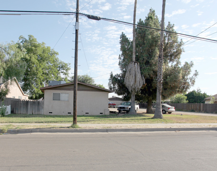 1125 E Park Way in Dinuba, CA - Building Photo