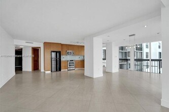 2333 Brickell Ave, Unit 2405 in Miami, FL - Building Photo - Building Photo