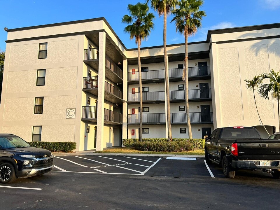 Colonial Village - 7550 Stirling Rd in Hollywood, FL - Foto de edificio