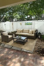 6860 SW 45th Ln in Miami, FL - Foto de edificio - Building Photo