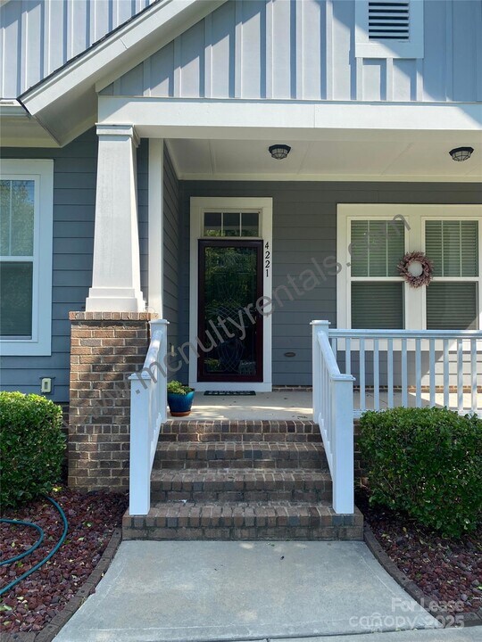4221 Courtly Ln in Belmont, NC - Building Photo