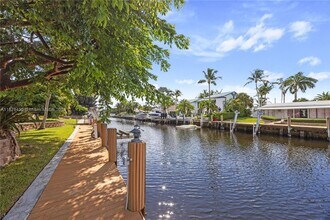 2530 NE 48th St in Lighthouse Point, FL - Foto de edificio - Building Photo