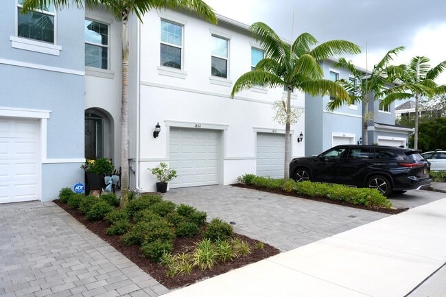 1832 SE Roxy Way in Stuart, FL - Building Photo - Building Photo