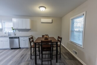 586 Oakside Dr SW in Atlanta, GA - Building Photo - Building Photo