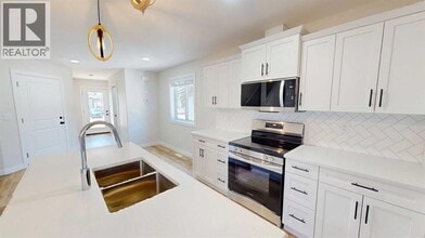 9528-9598 98 Ave in Grande Prairie, AB - Building Photo - Building Photo