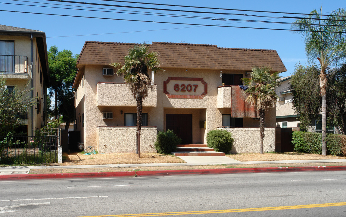 6207 Whitsett Ave in North Hollywood, CA - Building Photo