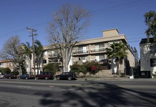 Saticoy Apartments in Winnetka, CA - Foto de edificio - Building Photo