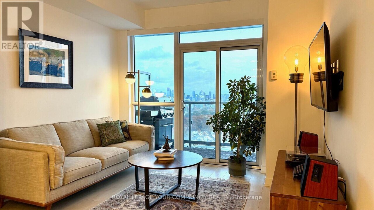 501 St Clair Ave W in Toronto, ON - Building Photo