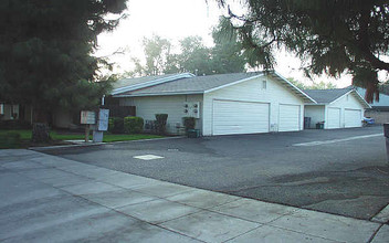 500 W Escalon Ave in Clovis, CA - Foto de edificio - Building Photo