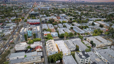 1047 N Sierra Bonita Ave in West Hollywood, CA - Building Photo - Building Photo