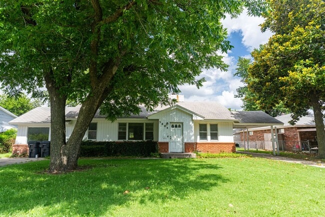 property at 3804 N Redmond Ave