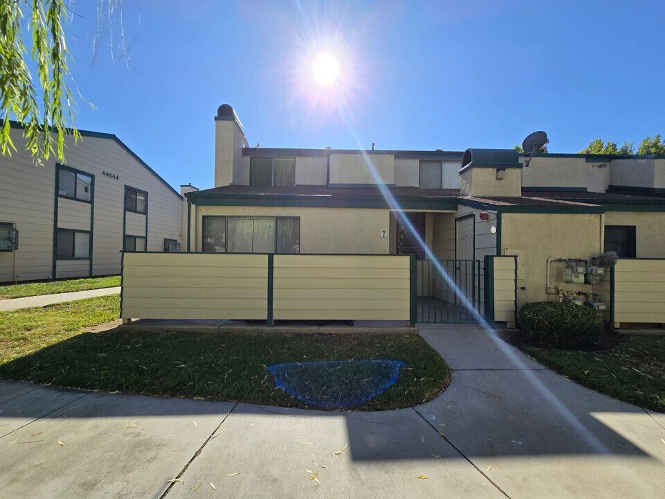 44500 15th St E in Lancaster, CA - Building Photo