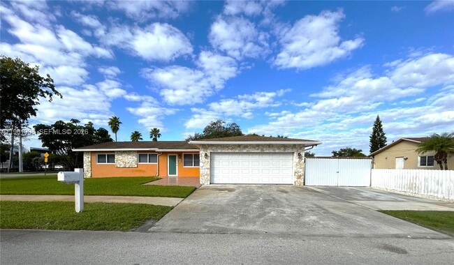 19102 NW 33rd Pl in Miami Gardens, FL - Building Photo - Building Photo