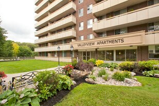 Valleyview Apartments in Newmarket, ON - Building Photo