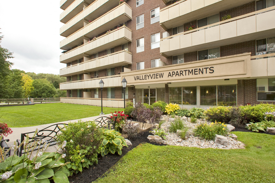 Valleyview Apartments in Newmarket, ON - Building Photo