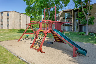 Oakwood Court Apartments in St. Cloud, MN - Building Photo - Building Photo