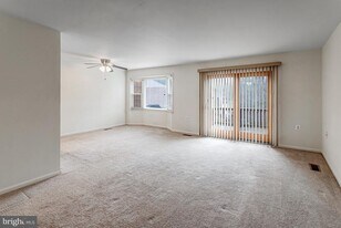 11337 Cromwell Ct in Lake Ridge, VA - Building Photo