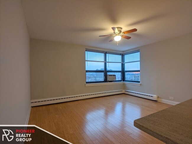 429 W Wellington Ave, Unit 12D in Chicago, IL - Building Photo - Building Photo