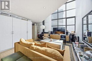 1024 Queen St W in Toronto, ON - Building Photo